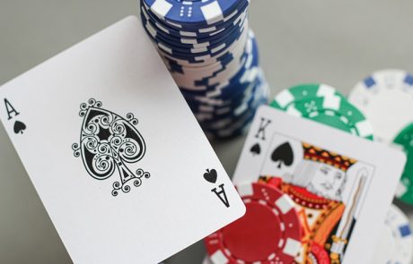 5 פודקאסטים שכל שחקן פוקר חייב לשמוע (או לראות)